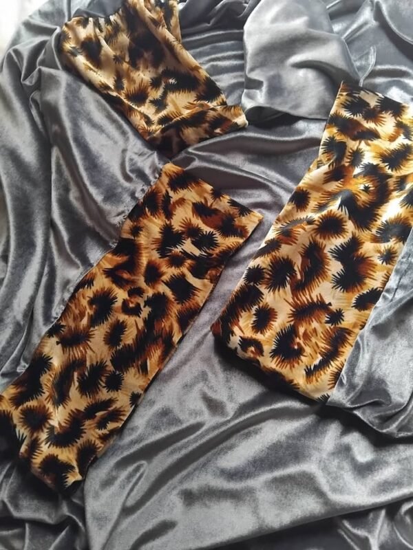 اسدال قطيفة مُطعم بأساور جلد النمر